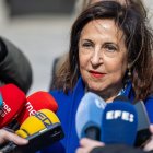 La ministra de Defensa, Margarita Robles, atiende a los medios mientras preside el acto de homenaje a los civiles y militares caídos en la guerra de Ucrania.