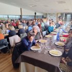 Los asistentes al evento en la bodega.