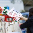 Muestras de cariño y rezos por el Papa.
