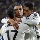 Kylian Mbappé celebra con Lucas Vázquez y Bellingham sus goles ante el Villarreal.