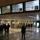 Imagen de archivo de paneles informativos en la Estación de Sants en Barcelona. EFE/Toni Albir
