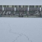 Estado en el que se encuentra el estadio segoviano de La Albuera a primera hora de la mañana de este domingo.