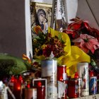 Velas y flores colocadas a los pies de la estatua del papa Juan Pablo II situada frente al hospital Gemelli de Roma, donde está ingresado el papa Francisco. EFE/EPA/FABIO FRUSTACI