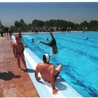 Imagen de archivo de las piscinas municipales de Cacabelos.