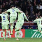 MADRID, 16/03/2025.- Los jugadores del FC Barcelona celebran el cuarto gol de su equipo durante el encuentro correspondiente a la jornada 28 de Laliga EA Sports que disputan hoy domingo Atlético de Madrid y FC Barcelona en el estadio Metropolitano, en Madrid. EFE / Ballesteros