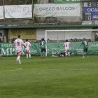 Borja Fernández, al lograr el gol de la victoria en Espiñedo.