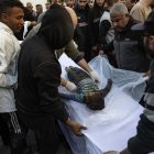 Unos palestinos alrededor del cuerpo de un niño que fue muerto en los ataques aéreos israelíes, en el Hospital Al-Maadani en la Ciudad de Gaza, el 18 de marzo de 2025. EFE/EPA/HAITHAM IMAD