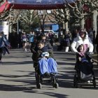 Personas con parálisis cerebral y sus monitoras en la carrera.
