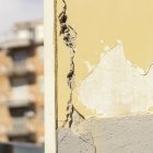 Vista de un edificio dañado tras el reciente terremoto de magnitud 4,4 en la periferia de la ciudad italiana de Nápoles (sur), con epicentro en la caldera volcánica de los Campos Flégreos. EFE/Joan Mas