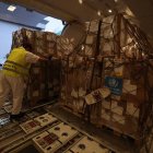 Trabajadores cargan ayuda humanitaria y suministros médicos críticos donados a la Franja de Gaza en el Aeropuerto Internacional de Dubai