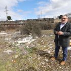 Carlos Fernández, en un vertedero ilegal retirado este martes en el barrio de La Placa.