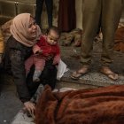 Una mujer llora junto al cadáver de una persona que murió en ataques aéreos israelíes, en el hospital Al-Maadani de la ciudad de Gaza. EFE/ HAITHAM IMAD
