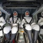 Butch Wilmore, Aleksandr Gorbunov, Nick Hague y Suni Williams en el interior del Spacex Dragon.