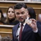  El portavoz de ERC, Gabriel Rufián, muestra un billete de Rodalies.