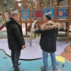 Iván Alonso, con un técnico en su visita a este parque infantil.