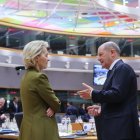 Ursula von der Leyen departe con Olaf Schol. OLIVER HOSLET