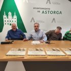 El alcade de Astorga, segundo por la izquierda, en la presentación del congreso.