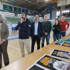 Autoridades y organizadores ven un vídeo sobre Urbano durante la presentación del homenaje.
