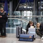 Pasajeros esperan en el aeropuerto londinense de Heathrow, a la espera de que se reanuden os vuelos. EFE/EPA/TOLGA AKMEN