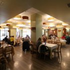 El comedor del restaurante Atrio, ubicado junto a la fuente de Santa Ana, cuenta con capacidad para 150 personas. Abajo, parte del equipo profesional