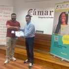 Javier Morán, entregando el premio a Diego Pacios.