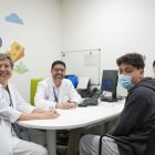 Anas Mastour (2d), su madre, Malka (d), el doctor Jesús Quintero y la enfermera Lis Vidal.