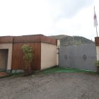 Imagen de la entrada al Club de Tenis en Ponferrada, en el barrio de la Estación.