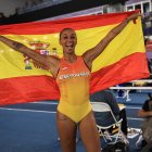 La española Ana Peleteiro-Compaore posa con la bandera de España tras lograr el bronce en los Mundiales de pista cubierta que se disputan en la ciudad china de Nanjing, China. EFE/EPA/ANDRES MARTINEZ CASARES