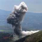 MARJAAYOUN (Lebanon), 22/03/2025.- El humo se eleva desde la localidad libanesa de Yohmor Al Sharif tras el bombardeo del Ejército de Israel. (Líbano) EFE/EPA/STRINGER