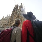 Turistas en las inmediaciones de la basílica de la Sagrada Familia de Barcelona.
