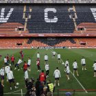 Los jugadores de la Selección española de fútbol durante un entrenamiento este sábado, en Valencia, previo al partido de mañana domingo ante Países Bajos en el estadio de Mestalla. EFE/ Kai Forsterling