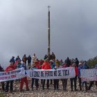 Los manifestantes, delante de emblemático monumento jacobeo.