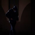 Una persona mayor camina por la calle en A Coruña.