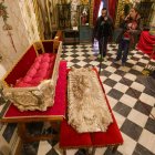 Imagen de archivo de la urna y el sepulcro de Santa Teresa, vacíos y abiertos, en la Basílica de la Anunciación de Alba de Tormes. EFE/JMGARCIA