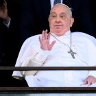 El papa Francisco saluda y bendice a los fieles desde el balcón del hospital Gemelli, en Roma, el 23 de marzo de 2025. El pontífice fue dado de alta ese día con una prescripción de al menos dos meses de convalecencia después de pasar más de cinco semanas ingresado por una neumonía bilateral. EFE/ETTORE FERRARI