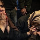 La madre y la hermana del periodista palestino Mohammed Mansour, muerto en un bombardeo israelí el 24 de marzo de 2025. EFE/EPA/HAITHAM IMAD
