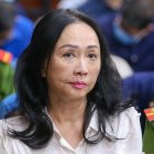 ARCHIVO. Ho Chi Minh (Vietnam), 10/04/2024.- Truong My Lan, chairwoman of Van Thinh Phat Holdings, sits during her trial at the Ho Chi Minh City People's Court in Ho Chi Minh City, Vietnam, 11 April 2024. Vietnamese tycoon Truong My Lan has been sentenced to death by a court in Ho Chi Minh City for one of the country's largest fraud cases, which involves the embezzlement of USD 12.5 billion from Saigon Commercial Bank, according to state media. EFE/EPA/STRINGER