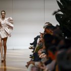Una modelo luce las creaciones de la diseñadora Carolina Gázquez durante la pasarela de moda de novias Atelier Couture, este martes en la Real Fábrica de Tapices, en Madrid. EFE/ Javier Lizon