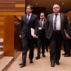 Mañueco entra con el consejero de Sanidad al último Pleno en las Cortes de CyL.
