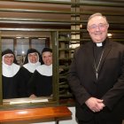 El obispo Luis Ángel de las Heras, con las tres últimas Agustinas Recoletas de León.