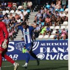 El primer remate de la Liga se le fue al palo a Cortés. El punta se lamentaba de ello.