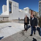 Luis Antonio Moreno, Marco Morala y Lidia Coca, ayer frente a la iglesia del Buen pastor.