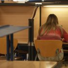 Estudiantes en una biblioteca.