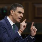 El presidente del Gobierno, Pedro Sánchez, durante su comparecencia a petición propia este miércoles en el Congreso para informar sobre el nuevo escenario geopolítico de la Unión Europea y las conclusiones del Consejo Europeo y convencer de la necesidad de que España aumente la inversión en defensa. EFE/ Javier Lizón