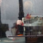 Una persona hace uso de su abono de transporte.