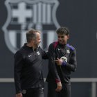 Flick conversa con Yamal tras regresar a los entrenamientos.