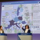 Hadja Lahbib (R) y Roxana Minzatu presentan ayer en Bruselas el plan de Emergencias.