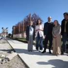El alcalde Marco Morala, con Lidia Coca y Mari Crespo en la zona que será mejornada en Fuentesnuevas.