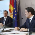 Los consejeros Carlos Fernández Carriedo y Juan Carlos Suárez-Quiñones, este jueves.