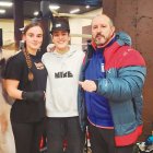 Alfredo Arrojo, a la dercha, con dos pupilas.